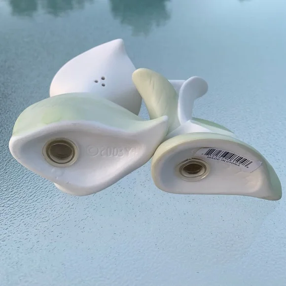 Calla Lily Porcelain Ceramic Salt and Pepper Shakers Set - Picture 6 of 6